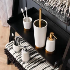 SEALSKIN Tandenborstelbeker Glossy 10,6x7,5 Cm Polyresin Goud 12 SEALSKIN Tandenborstelbeker Glossy 10,6x7,5 Cm Polyresin Goud -SEALSKIN Winkel 362320249 sfeer 5 1