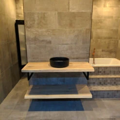 Badkamermeubel BWS Woodstone Twee Bovenbladen Met Boomstamkant 140 Cm (met Beugels En Waskom) 12 Badkamermeubel BWS Woodstone Twee Bovenbladen Met Boomstamkant 140 Cm (met Beugels En Waskom) -SEALSKIN Winkel badmeubelset bws woodstone 140 cm twee planken zwarte kom detail2