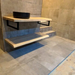 Badkamermeubel BWS Woodstone Twee Bovenbladen Met Boomstamkant 140 Cm (met Beugels En Waskom) 13 Badkamermeubel BWS Woodstone Twee Bovenbladen Met Boomstamkant 140 Cm (met Beugels En Waskom) -SEALSKIN Winkel badmeubelset bws woodstone 140 cm twee planken zwarte kom detail3