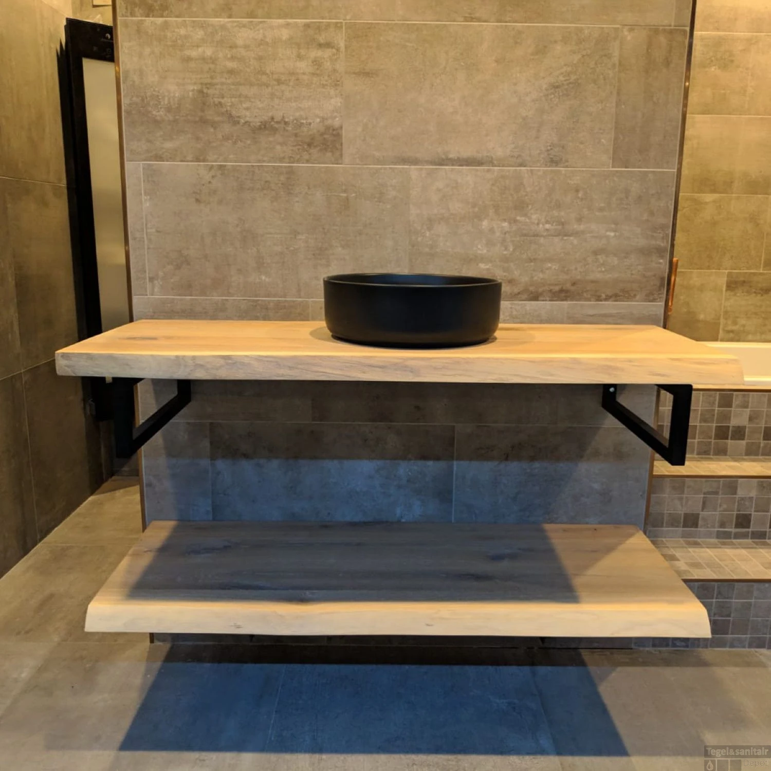 Badkamermeubel BWS Woodstone Twee Bovenbladen Met Boomstamkant 140 Cm (met Beugels En Waskom) 3 Badkamermeubel BWS Woodstone Twee Bovenbladen Met Boomstamkant 140 Cm (met Beugels En Waskom) - Afbeelding 3