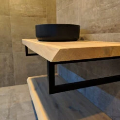 Badkamermeubel BWS Woodstone Twee Bovenbladen Met Boomstamkant 60 Cm (met Beugels En Waskom) 13 Badkamermeubel BWS Woodstone Twee Bovenbladen Met Boomstamkant 60 Cm (met Beugels En Waskom) -SEALSKIN Winkel badmeubelset bws woodstone 60 cm twee planken zwarte kom detail1