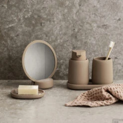 Cosmeticaspiegel Blomus Sono Tan -SEALSKIN Winkel blomus cosmeticaspiegel sono tan sfeer1