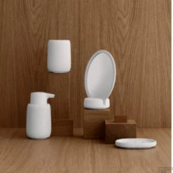 Cosmeticaspiegel Blomus Sono Zwart -SEALSKIN Winkel blomus cosmeticaspiegel sono zwart sfeer1