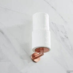 Dubbele Reserverolhouder Boss & Wessing Copper Geborsteld Koper 8 Dubbele Reserverolhouder Boss & Wessing Copper Geborsteld Koper -SEALSKIN Winkel dubbele reserverolhouder boss wessing copper geborsteld koper detail1