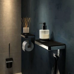 Planchet Met Zeepdispenser En Handdoekhaak Geesa Frame Zwart Chroom 9 Planchet Met Zeepdispenser En Handdoekhaak Geesa Frame Zwart Chroom -SEALSKIN Winkel planchet met zeepdispenser en handdoekhaak geesa frame zwart chroom sfeer 3